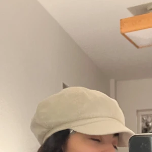 Keps mössa!  - Här har vi en söt vit kepsmössa!!  Den är väldigt bekväm och snygg men har tyvärr inte fått användning för den!🌟