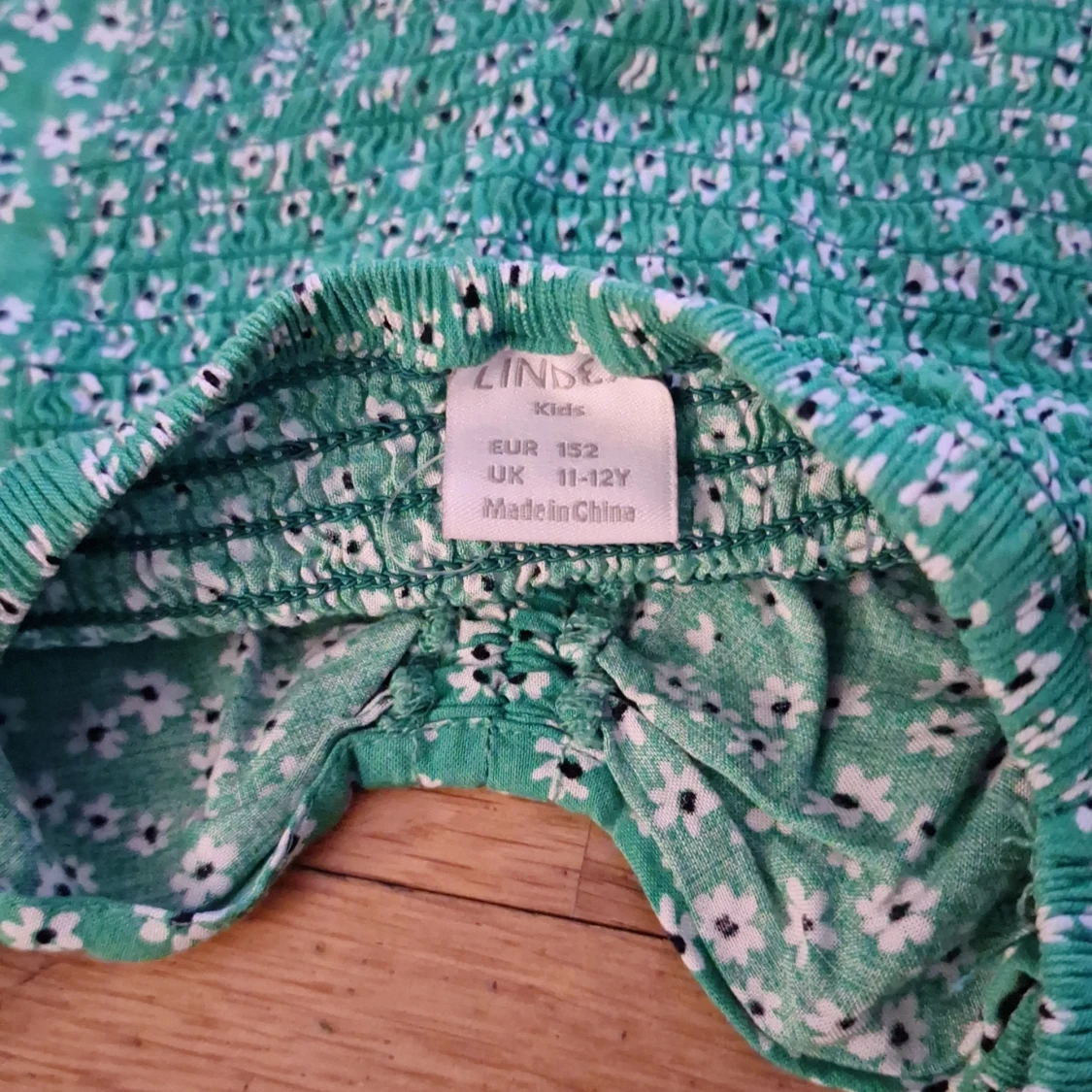 Grön byx-tröja med vita blommor - 91