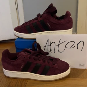 Adidas campus vinröda Oanvända - Slutsålda - Hej! Säljer ett par helt nya, oanvända vinröda Adidas Campus i storlek 40. Dessa trendiga (slutsålda) och bekväma skor är inköpta direkt från adidas. svarta/vinröda snören ingår. Finns i Örebro,men kan även frakta på köparens bekostnad.