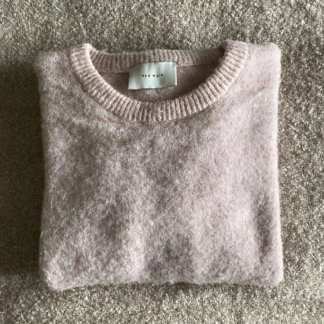 Neo noir stickad rosa