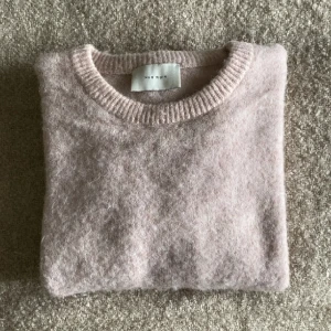 Neo noir stickad rosa - Jätte fin o skön stickad tröja ifrån neo noir, nästan helt oandvänd o sälja för att den inte kommer till andvända 