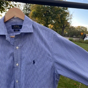 Ralph lauren skjorta - hej, säljer min ralph lauren skjorta strl 32/33 skulle säga passar S och M, Skick:8/10, blivit för liten för mig nu, pris kan diskuteras☺️