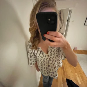 Blus - söt och unik blus med blommönster, perfekt till sommaren☀️🤗