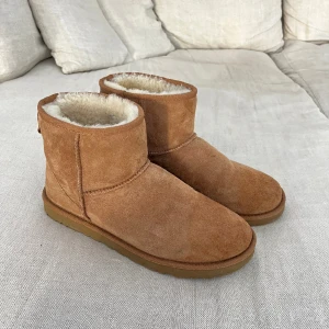 Uggs - Säljer nu mina uggs som inte löngre kommer till användning. Fint skick i helhet, storlek 43 herr. Färgen är ljusbrun/kamel. Hojta till för mer bilder eller info. ✌🏼modellen heter classic mini