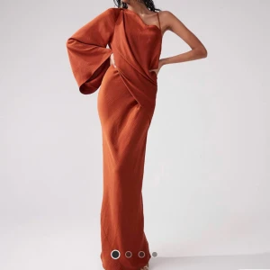 Balklänning  - HELT NY!!! Rostfärgad balklänning fem Asos, den är endast prövad på, alla lappar är kvar!! Jag skulle returnera den men då hade returtiden gått ut tyvärr.  NYPRIS 789kr men fritt fram att komma med förslag! 