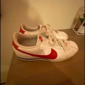 Nike Cortez  - Nike Cortez som passar 42-43 Kan gå ner i pris vid snabb affär!