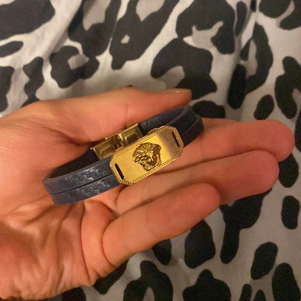 Versace armband, doppad i guld.  Säljs för jag använder ej guld utan silver:). Övrigt.