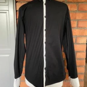 Herrskjorta strl M från Cause and Consequence - Svart skjorta med vita detaljer  Strl M 97% bomull  3% elastan  Nyskick 