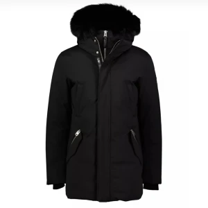 Mackage Edward Svart - Jackan är en Mackage Edward i hel svart, jackan är aldrig använd med pris lapp på och kvitto tillkommer. Skick - Helt ny