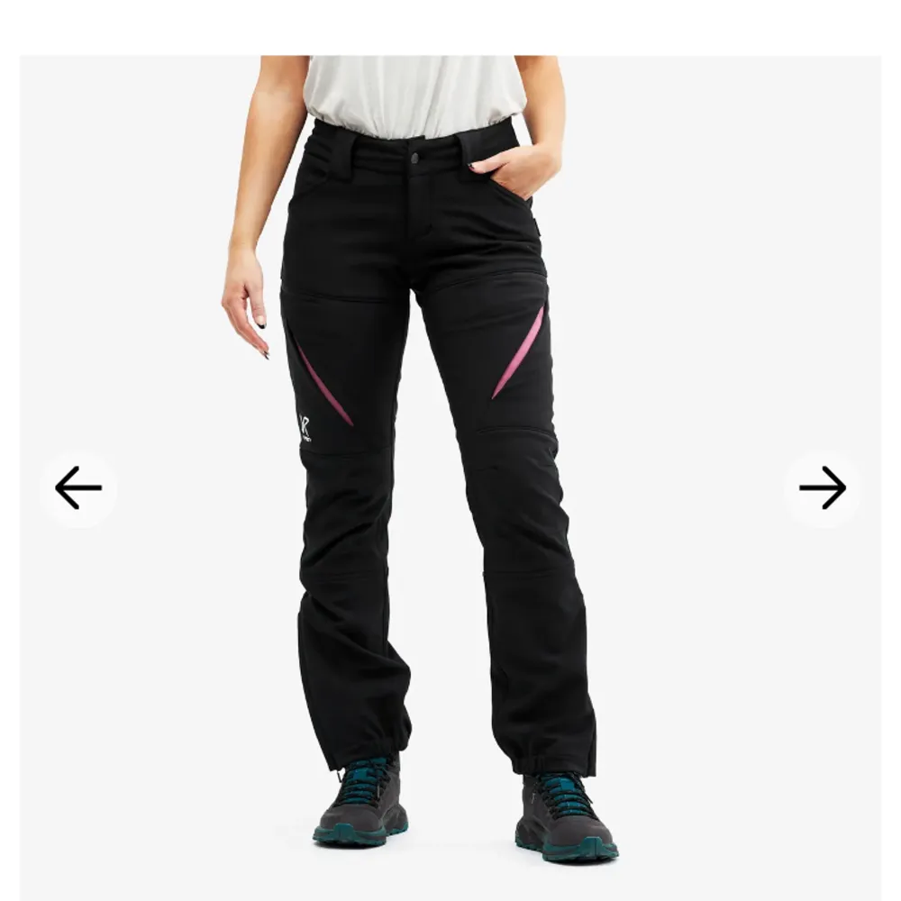 Säljer dessa byxor från revolution race i strl XS, modellen ”Hiball pants”! Helt oanvända då jag beställde hem två olika men glömde av att skicka tillbaka ena paret💕 Köpta för 1 199kr, säljer för 900+ frakt! Bara att höra av er vid intresse💞💘💖. Jeans & Byxor.