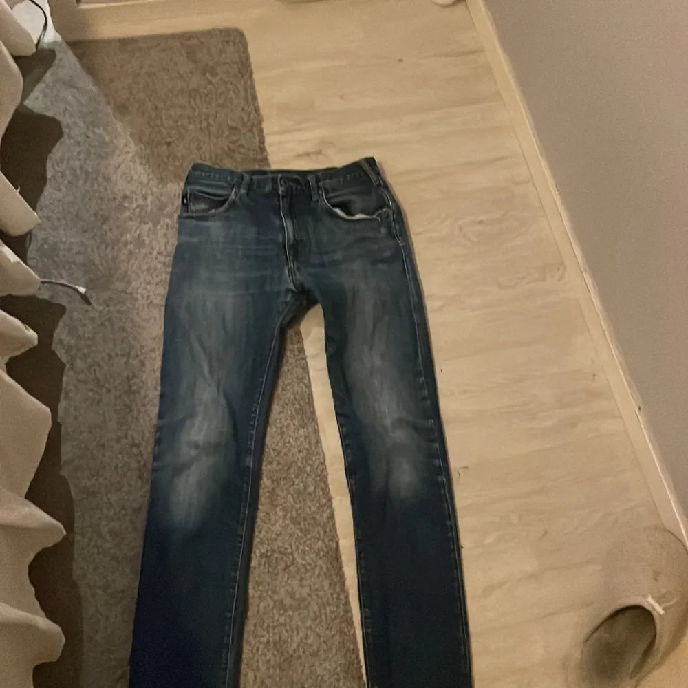 Tja säljer nu dessa feta Emporio Armani jeans i Slim. Är i riktigt fint skick tveka inte på att ställa frågor kan gå med på byten😁. Jeans & Byxor.