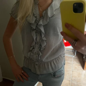 Blus - Såå fin blå/vit randig blus✨går att bära med volangen ute eller att stoppa under volangen☺️