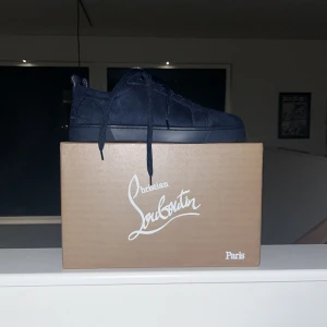 Louboutin mocka  - Hej! Säljer mina Louboutin som jag har köpt på plick. Osäker på äktigheten. Men ser bra ut. !!Intressekoll!! Så lägg prisförslag. Allt på bilden kommer med. Kvitto,dustbag, kvitto, kort mm. (Tar byten) 