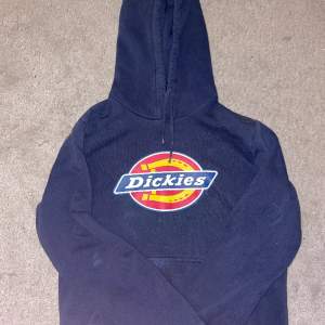 Hej! Säljer denna Dickies hoodie pga ingen användning, kom privat vid intresse!🤍frakt tillkommer!