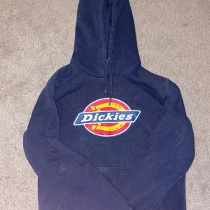 Dickies hoodie blå - Hej! Säljer denna Dickies hoodie pga ingen användning, kom privat vid intresse!🤍frakt tillkommer!