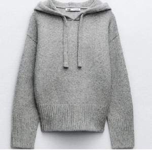 Säljer min jätte fina gråa stickade hoodie då den den inte kommer till användning. Den är inprincip helt ny då jag aldeig använt den riktigt men lappar finns däremot inte kvar. 400+frakt