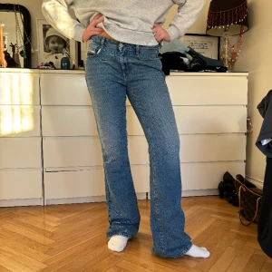 Diesel jeans - Storlek W31 L34. Midjemått cirka 85 cm. Långa men går att vika upp ett klippa kortare. Nypris 2300kr