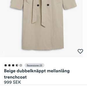 Beige dubbelknäppt mellanlång trenchcoat! Superfin till våren! Helt oanvänd! Nypris 999kr