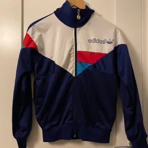 Vintage Adidas kofta - Adidas kofta som ser lite vintage ut