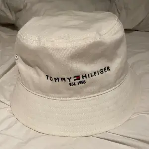 Vit Tommy Hilfiger hatt köpt på Tommy Hilfiger i butik påse finns. Köptes för 500 pris kan diskuteras.