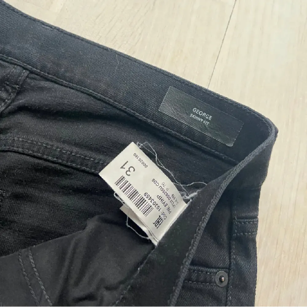 Säljer dessa as fräcka dondup jeans i nyskick! Storlek: 31! Modellen heter George & jeansen är köpta på United Fashion! Nypris: 4200kr. Jeans & Byxor.