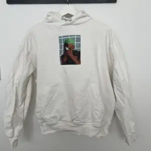 Vit hoodie från SCRT med Frank Ocean tryck. Storlek M, bra skick!