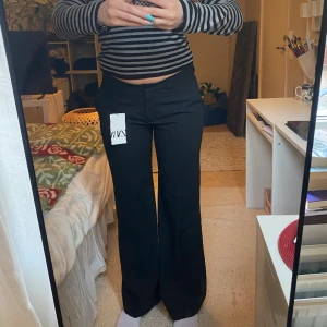 Lågmidjade kostymbyxor - Säljer dessa lågmidjade kostymbyxor som aldrig använts. De är i storlek L men skulle beskriva dem mer som en M. Jag är 175 cm och de är perfekta i längden för mig. De har fickor på baksidan och är fransade vid linningen.  🌸🥰🥰🎉🌟