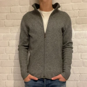100% Kashmir Fullzip - 100% Kashmir Fullzip (riktigt skön) 🌟Skick 8/10 🌟Storlek L men sitter som S/M 🌟 Modellen på bilden är 180cm 🌟Färg: Grå ◻️