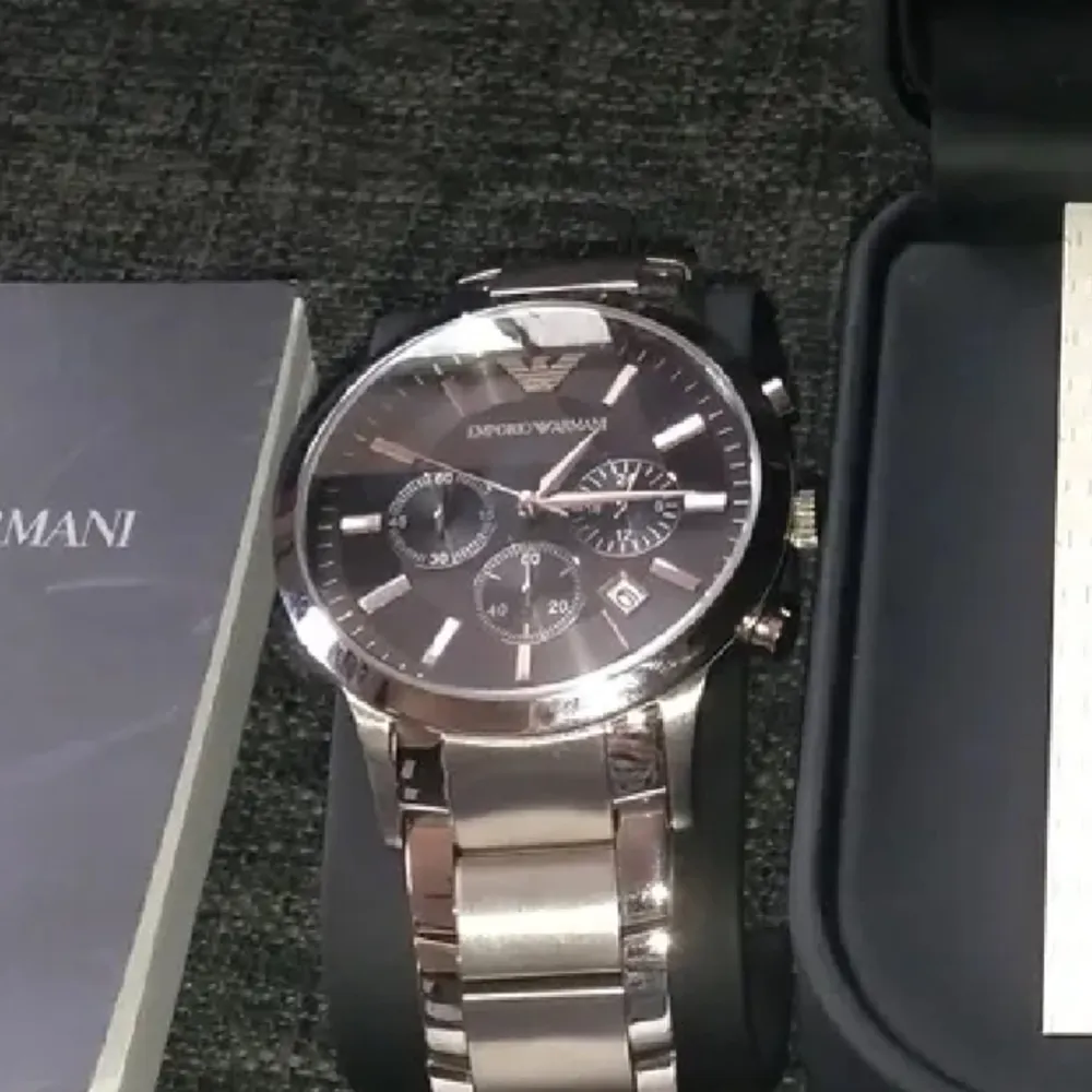 Hej Säljer Armani herr klocka, silver färgad! Klockan är i bra skick ,Ny bytt batteri. Nypris 3699kr !  Mvh. Accessoarer.
