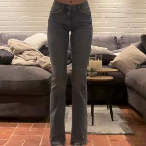 Lågmidjade bootcut jeans från Gina. Bra i längden på mig som är 165cm, midjemått rakt över ca 31cm (men väldigt stretchiga), Innerbenslängd ca 81cm, använda fåtal ggr så har inga defekter💕💕