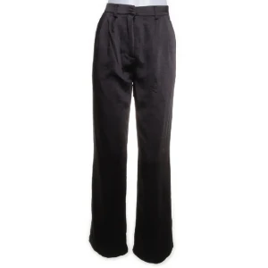 Kostymbyxor satin - Fina kostymbyxor i satin från ginatricot, 66cm midjemått, 78cm innerbenslängd, strl 32. Knappt använda, så i väldigt bra skick! 🖤skriv vid frågor 