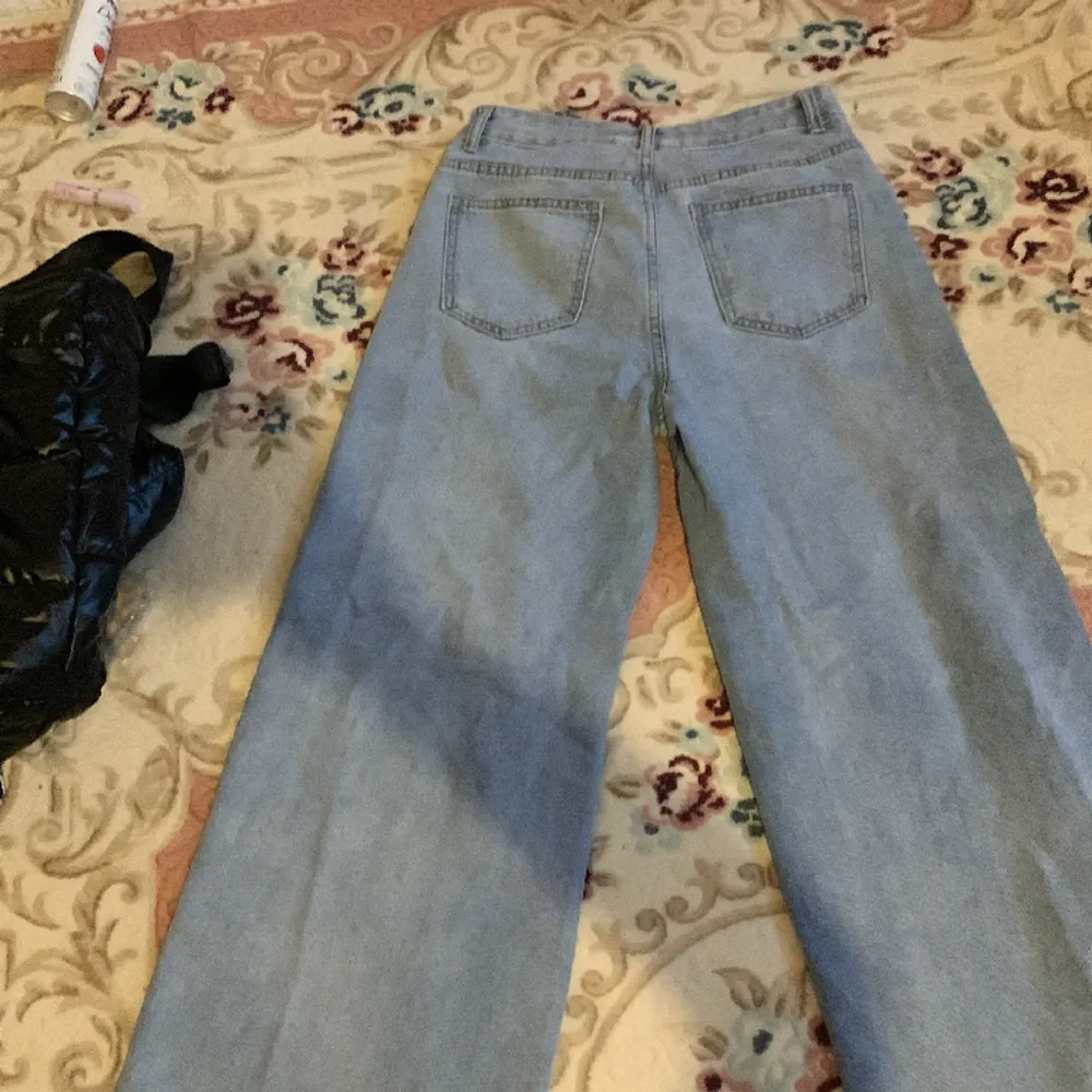 Köpte från SHEIN för 259kr är jeans bra material . Jeans & Byxor.