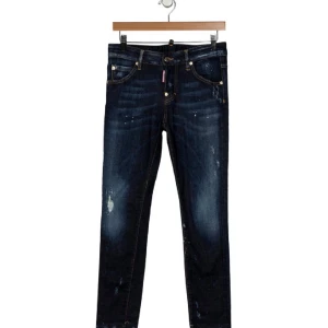Dsquared2 jeans blå mörka  - Tja säljer nu dessa Dsquared2 jeans i storlek xs passar upp till 177cm pris 1500kr de är som nya. 