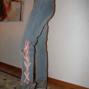 Jeans med rosa snörning  - Jättecoola och unika jeans med rosa snörning och utan bakfickor!¡ De är lite kortare i modellen, stl XS Från StudioODD