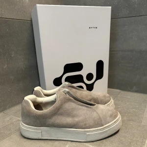 Eytys skor - Ett par Eytys skor i ok skick - nypris runt 2000kr - mitt pris endast 650kr - storlek 37 men passar större också - skicket är ok, de är använda mycket men inga stora defekter utöver att mockan är lite sliten - hör av dig vid frågor!