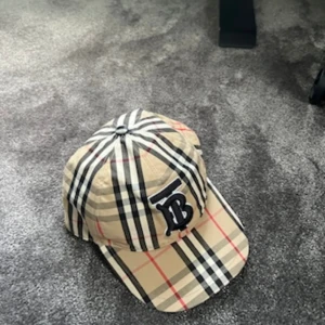 Burberry keps  - Säljer min burberry keps Som är i super fint skick med inga flaws! Kepsen är storlek M och är köpt för 3000kr allt og medföljer! Hör av er vid intresse 