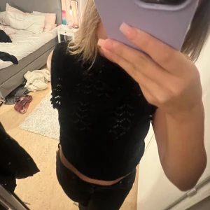 Blus - Hej jag säljer nu min fina tröja jag säljer den pågrund av att jag inte har någon användning av den så jag aldrig har på mig den längre❤️ (Pris kan diskuteras)den passar S och M