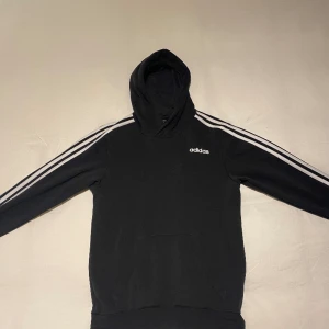 Adidas hoodie - Adidas hoodie i bra skick. Inga hål eller defekter. Säljer då jag rensar mitt garderob.