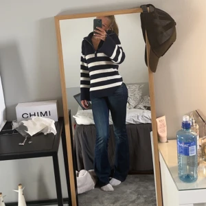 Randig stickad tröja  - Säljer denna skitsnygga stickade tröja från Bikbok i strl xs som inte säljs längre. Den är i väldigt bra skick då den bara är använd ett fåtal gånger. 