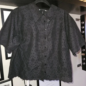 Blus - Söt blus kortare modell. Ej använd bara provad. Artikelnamn: Blouse Miranda från Ellos.