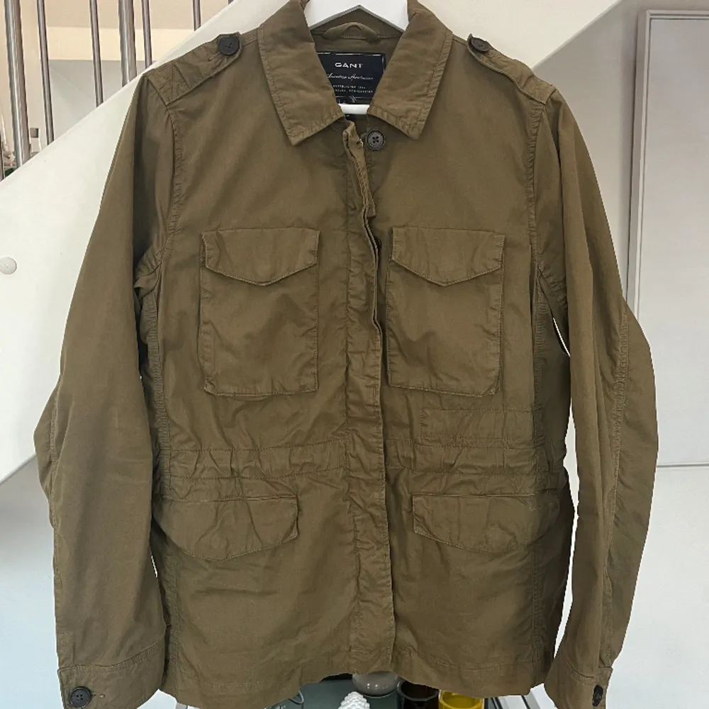 Overshirt Jacka från Gant | Storlek S - Jackan är i bra skick utan defekter - Nypris: 1899kr - Mitt pris 749kr - Modellen är 186 cm. . Jackor.