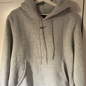 Nike hoodie  - Nike hoodie i väldigt fint skick. Tröjan är i storlek L.