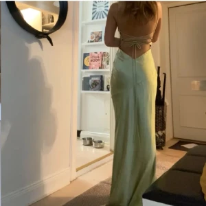 Balklänning - Sjukt vacker balklänning som jag köpte på plick som tyvärr inte passade mig🥲 Jättefin ljusgrön färg! Inga defekter och ser så gott som ny ut! (Lånade bilder från förra säljaren)