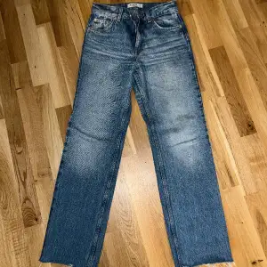 Medium blå raka jeans från pull and bear i storlek 32. I nytt skick. Köptes förra sommaren. 