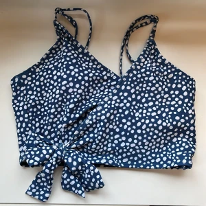 Bikini  - En bikini i storlek S är i bra skick. Sitter lika som den bikini som är på tredje bilden. Skicka meddelande för fler bilder.