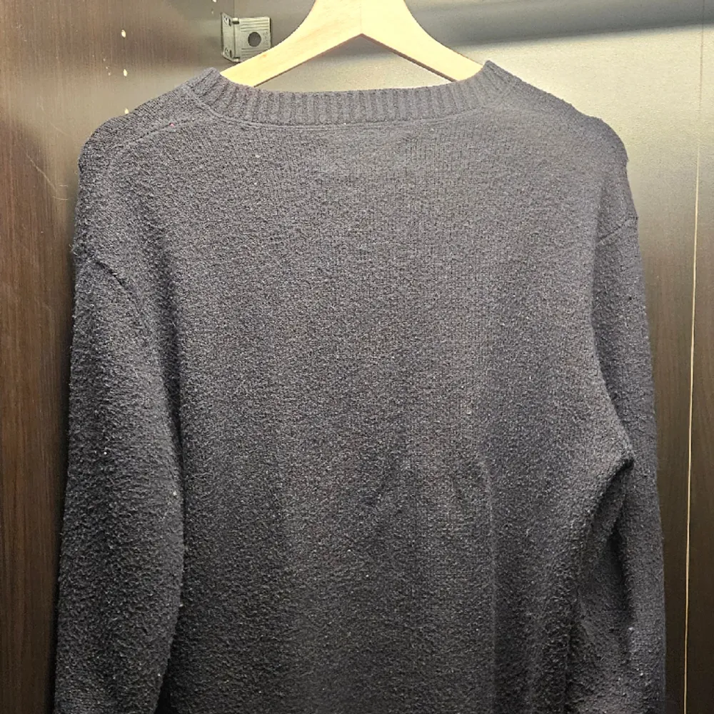 En skön stickad replay tröja som inte kommer till användning köpt på NK i gbg flr 1400kr den är marinblå och i st S men passar även M . Tröjor & Koftor.