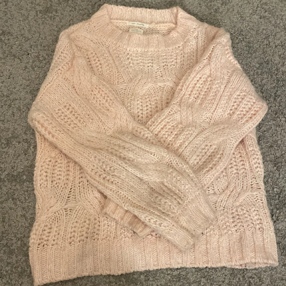 Säljer min fina rosa stickade tröja fårn Zara,Jätte fint skick.Den är i storlek 140, 10 år men jag skulle säga att den är lite större.. Hoodies.