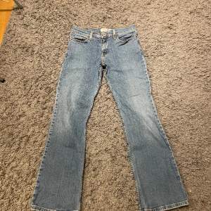 Jätte snygga Levis jeans! Bootcut och lågmidjade🤩 midjemått 37cm. Skulle säga att de är i storleken s ungefär.
