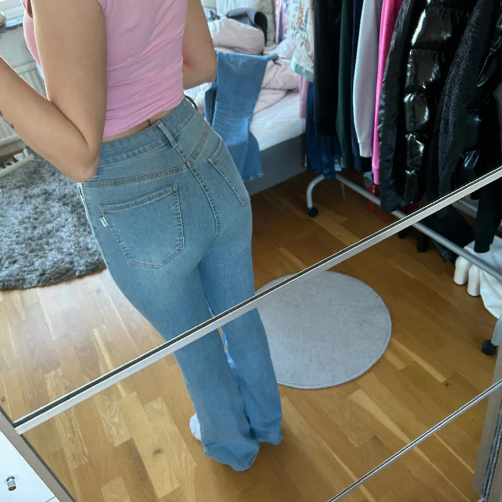 Flare jeans från Bershka. Strechiga och skönt material. För långa på mig som är 1,62.💕. Jeans & Byxor.