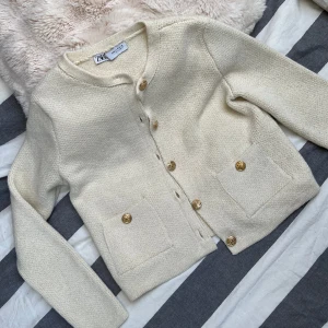 Zara kofta  - Superfin kofta från Zara i mycket bra skick.  Använd en gång. Kommer ej till användning.  Storleken är ( M ) men känns som ( S ) 